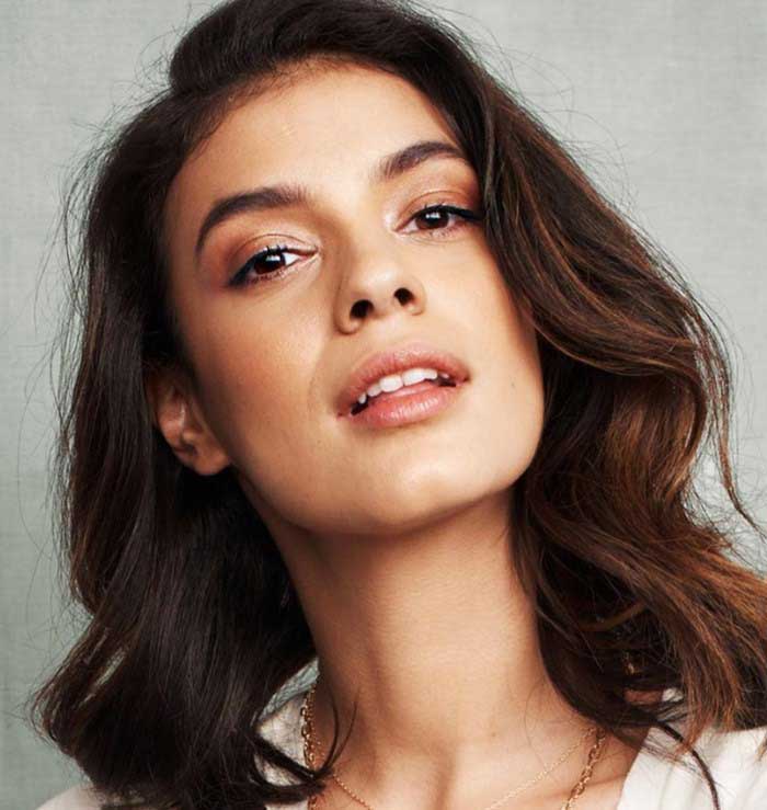 Laysla De Oliveira Height Weight Body Stats Family Facts