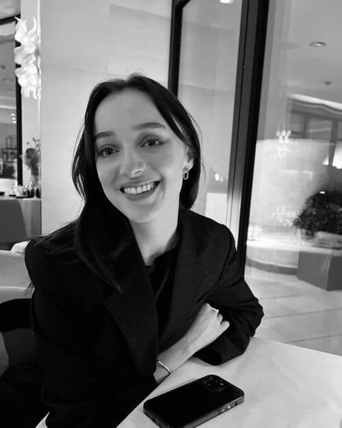 Phoebe-Dynevor-Facts