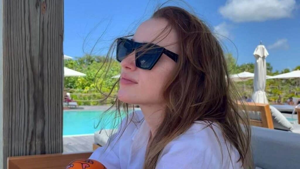 Phoebe-Dynevor-Height