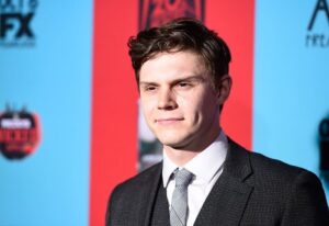 Evan Peters Height Weight Body Stats Age Family Facts