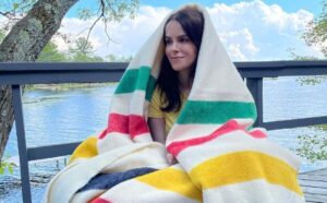 Emily Hampshire Height Weight Body Stats Age Family Facts