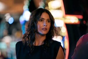 Shelley Hennig Height Weight Body Stats Biography Facts