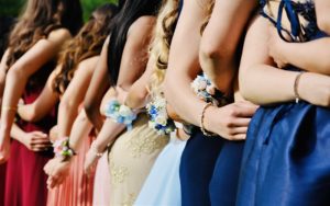 How To Craft a Hollywood Glam-Inspired Prom Ensemble