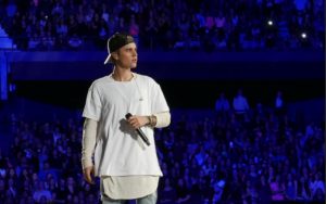 Celebs Like Justin Bieber Bringing Back the Retro T-Shirts
